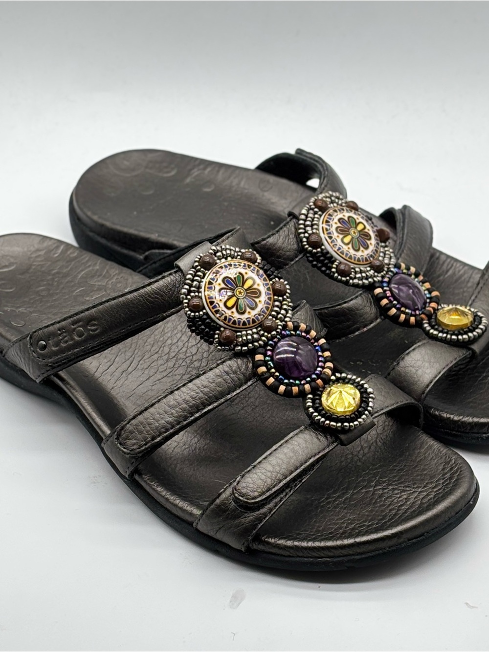 Taos Prize Women’s Size 9 Leather Sandal Pewter Silver Medallion Jewel Boho